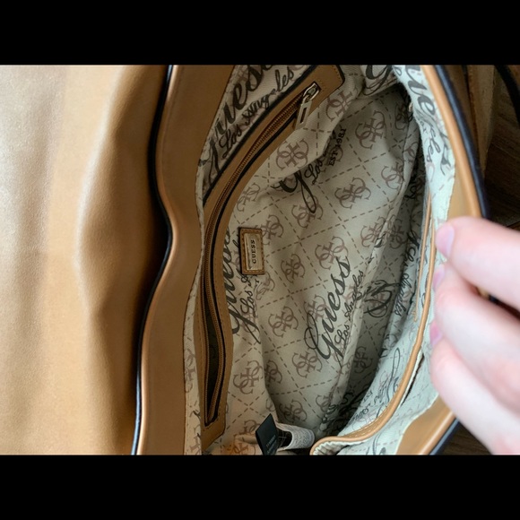 Guess saddle bag crossbody purse - Picture 6 of 7